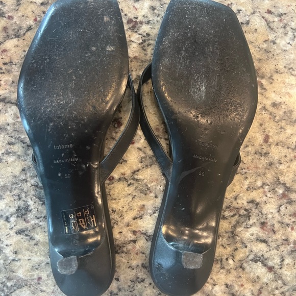 Toteme Black Leather heeled flip flops. Size 39. - Picture 6 of 7